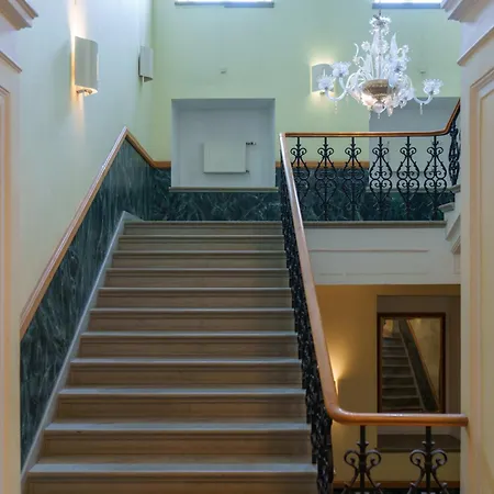 Classic Old Town Apartment *