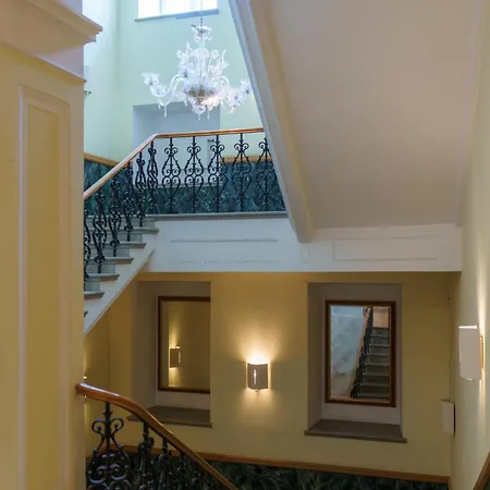 Classic Old Town Apartment *